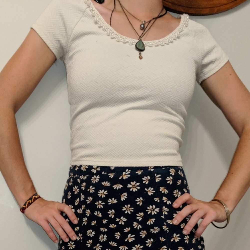 Pearl Collar white crop